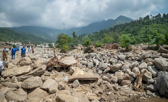 पाकिस्तान: बाढ़ों का भीषण प्रकोप, शोक के लिए भी समय नहीं